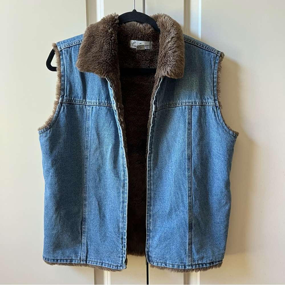 Vintage blue denim vest with a brown faux fur collar and lining size Large